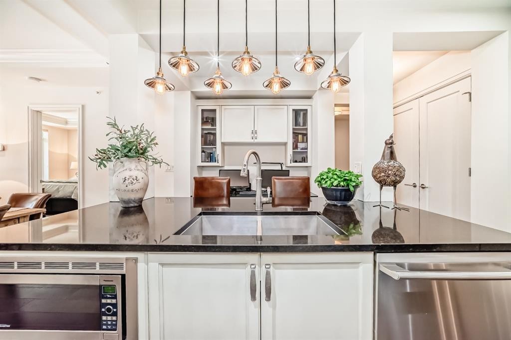 105-121 Quarry Way Se, Calgary, AB - Indoor Photo Showing Kitchen With Upgraded Kitchen