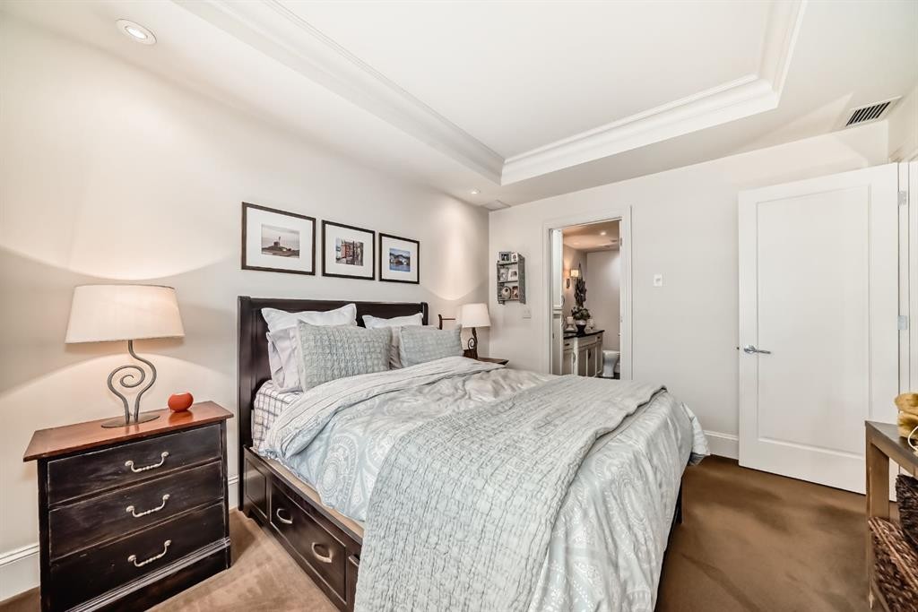105-121 Quarry Way Se, Calgary, AB - Indoor Photo Showing Bedroom