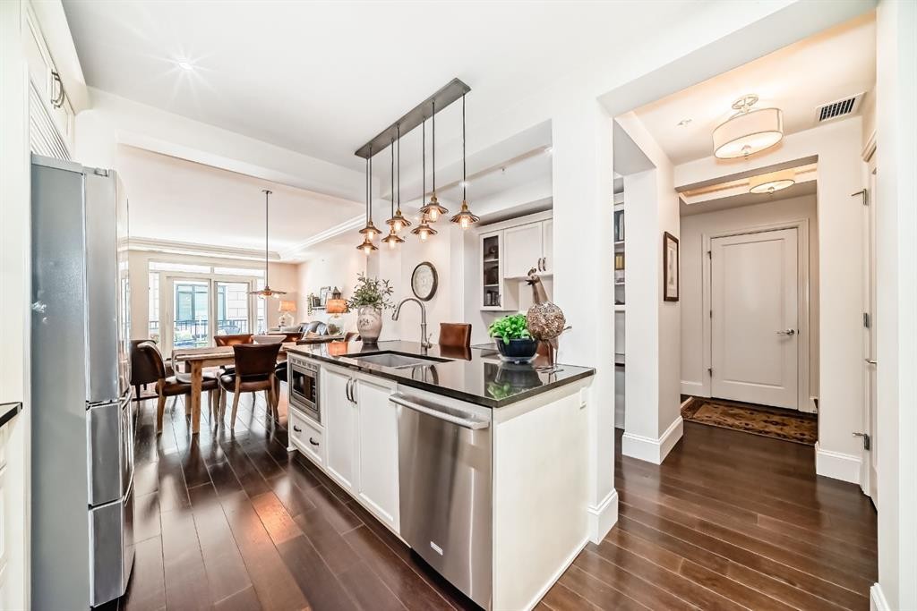 105-121 Quarry Way Se, Calgary, AB - Indoor Photo Showing Kitchen With Stainless Steel Kitchen With Upgraded Kitchen
