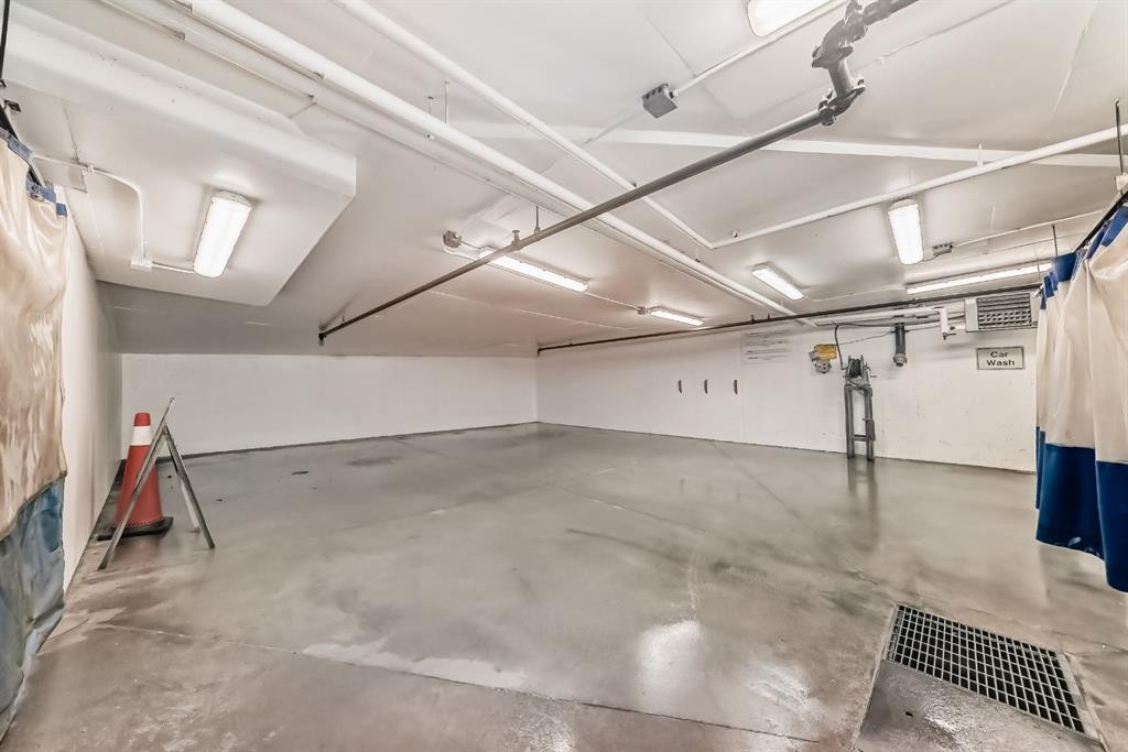 105-121 Quarry Way Se, Calgary, AB - Indoor Photo Showing Garage