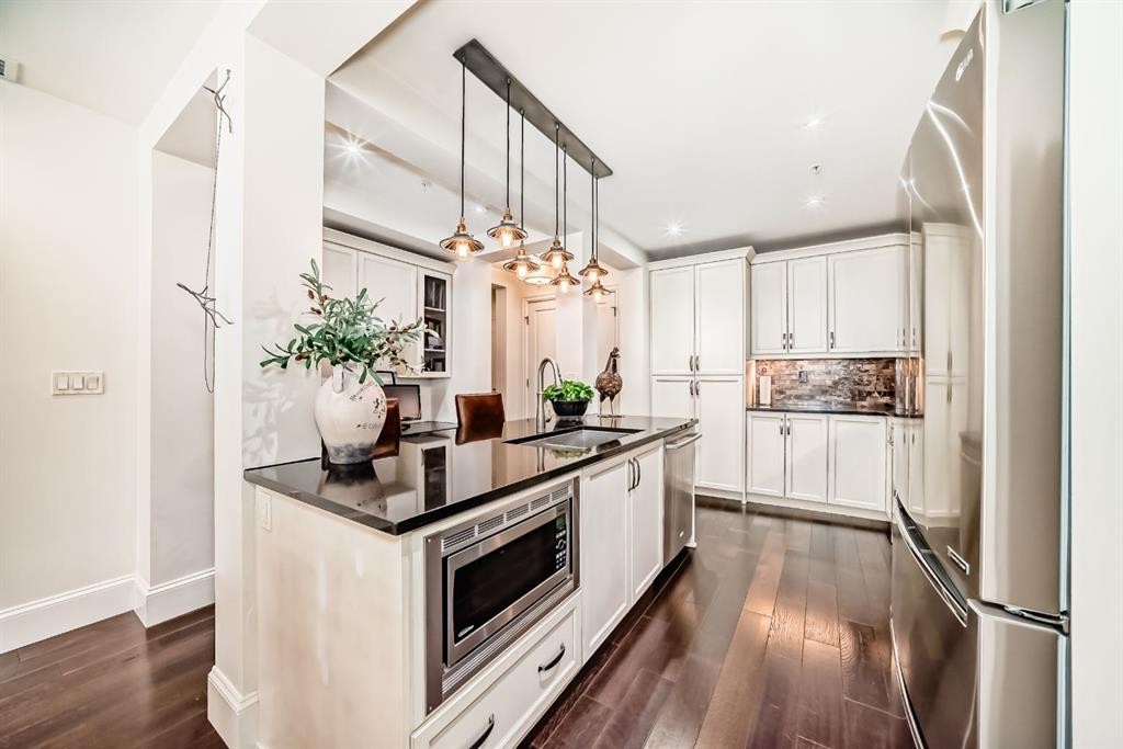 105-121 Quarry Way Se, Calgary, AB - Indoor Photo Showing Kitchen With Upgraded Kitchen