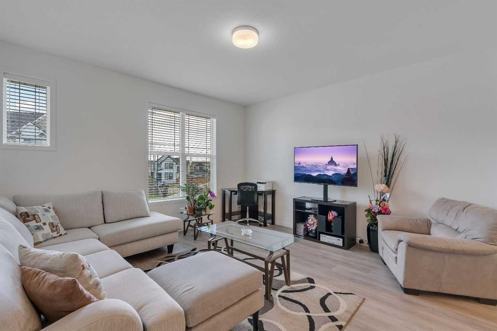 554 Copperstone Manor Se, Calgary, AB - Indoor Photo Showing Living Room