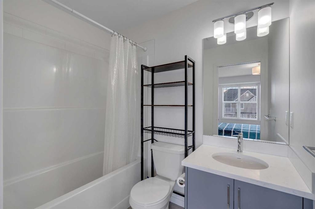 554 Copperstone Manor Se, Calgary, AB - Indoor Photo Showing Bathroom