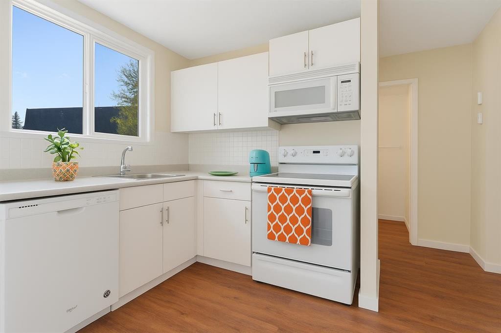 32-80 Galbraith Drive Sw, Calgary, AB - Indoor Photo Showing Kitchen