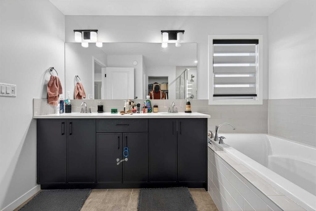 36 Royston Rise Nw, Calgary, AB - Indoor Photo Showing Bathroom