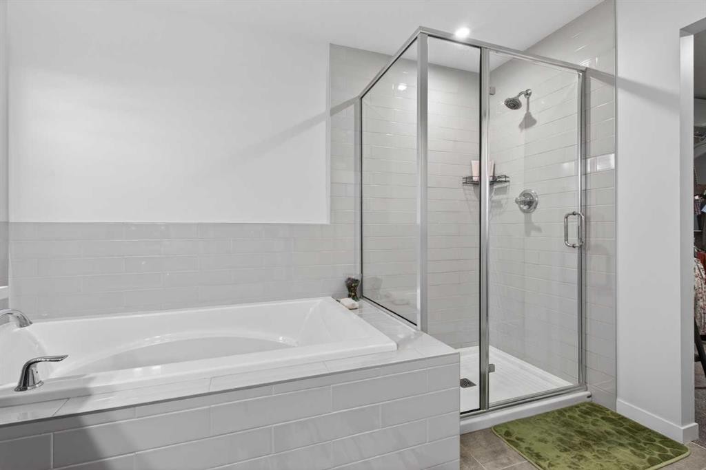 36 Royston Rise Nw, Calgary, AB - Indoor Photo Showing Bathroom