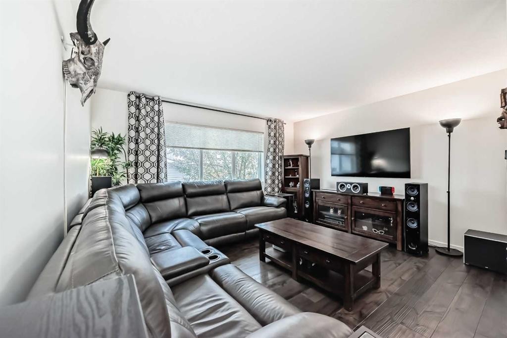 144 Copperpond Parade Se, Calgary, AB - Indoor Photo Showing Living Room