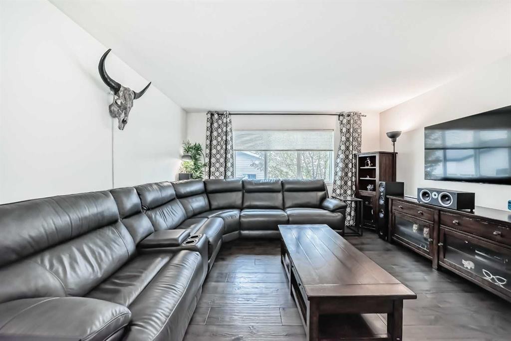 144 Copperpond Parade Se, Calgary, AB - Indoor Photo Showing Living Room
