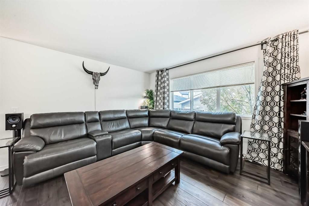 144 Copperpond Parade Se, Calgary, AB - Indoor Photo Showing Living Room