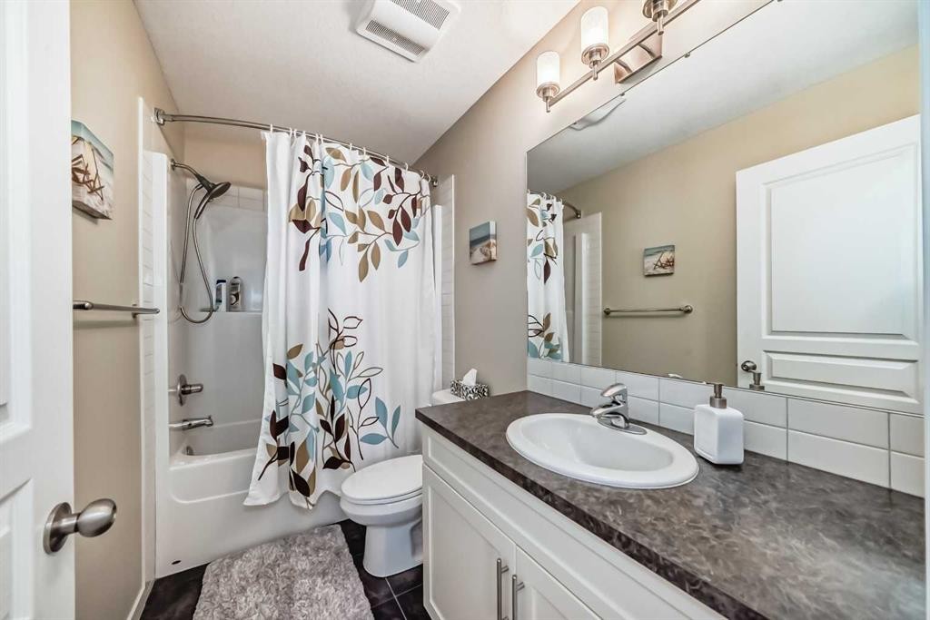 144 Copperpond Parade Se, Calgary, AB - Indoor Photo Showing Bathroom