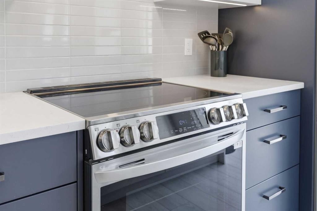 160 Silvergrove Hill Nw, Calgary, AB - Indoor Photo Showing Kitchen