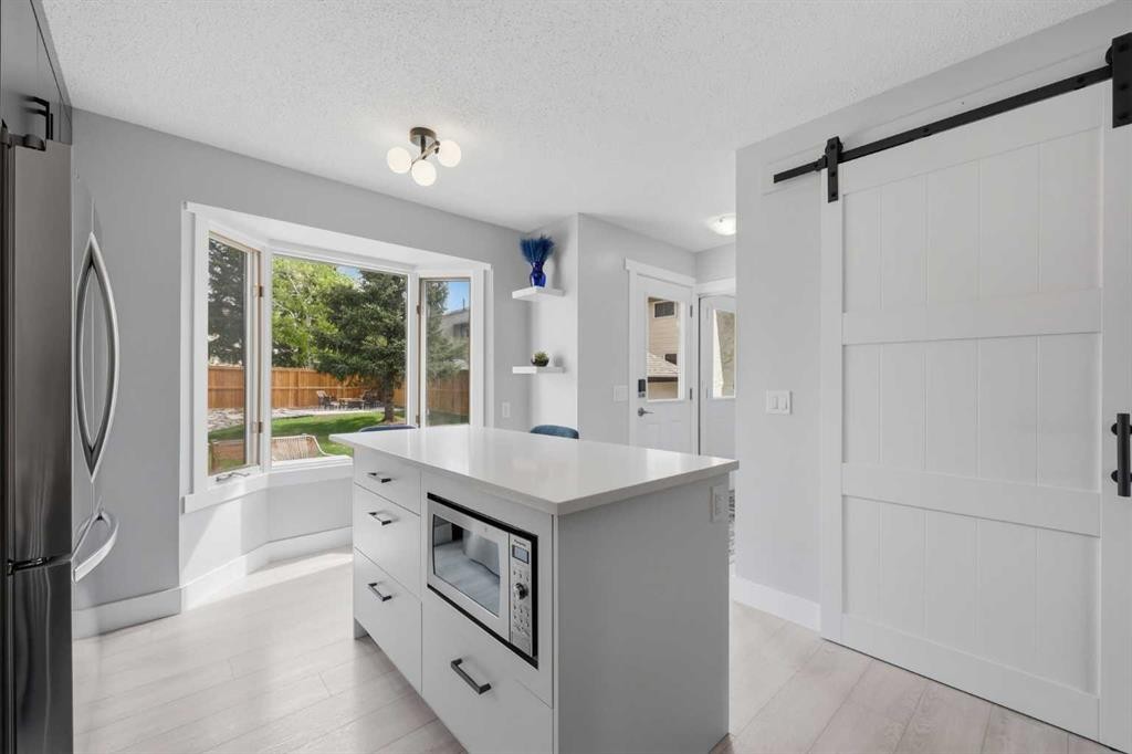 160 Silvergrove Hill Nw, Calgary, AB - Indoor Photo Showing Kitchen