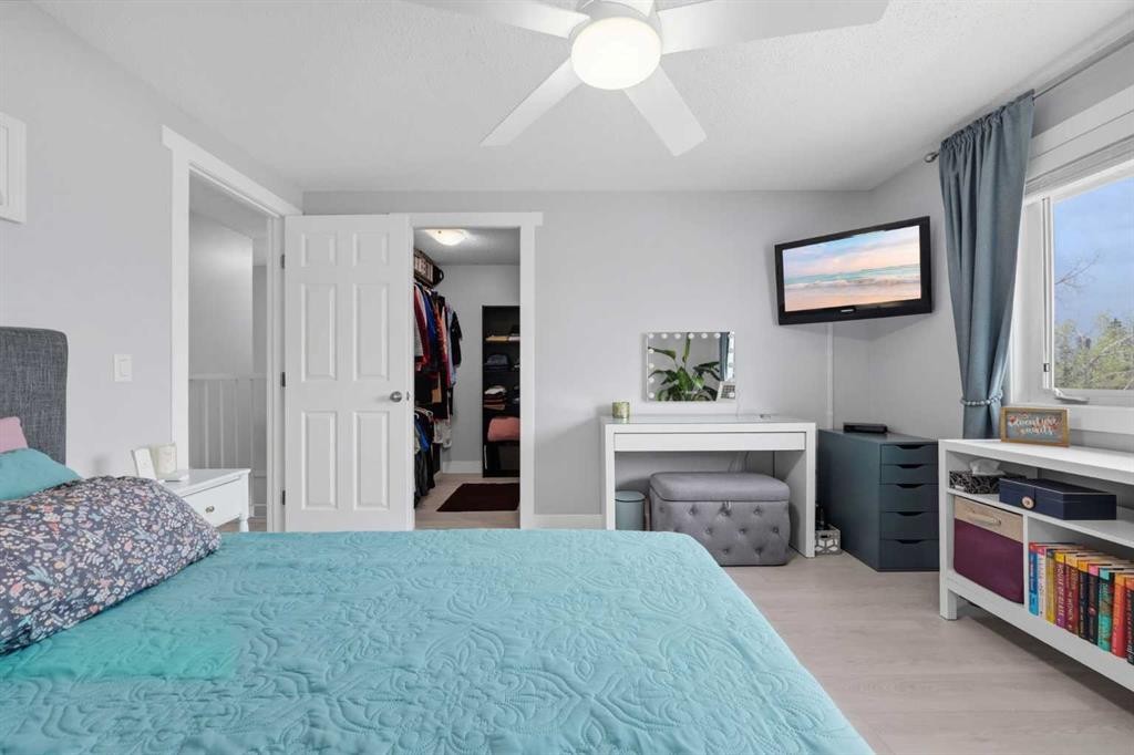 160 Silvergrove Hill Nw, Calgary, AB - Indoor Photo Showing Bedroom