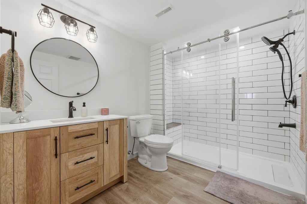 160 Silvergrove Hill Nw, Calgary, AB - Indoor Photo Showing Bathroom