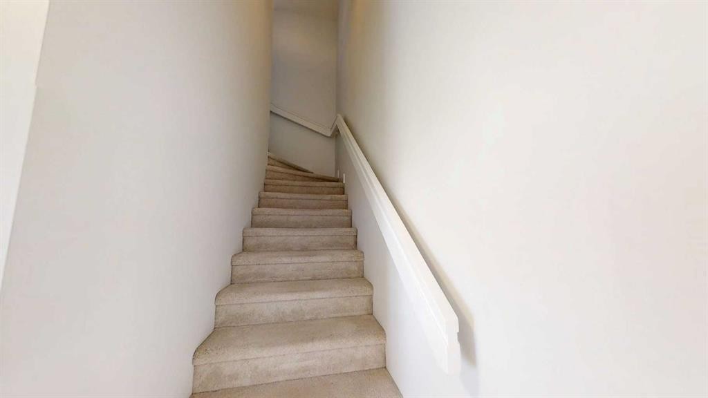 19637 48 Street Se, Calgary, AB - Indoor Photo Showing Other Room