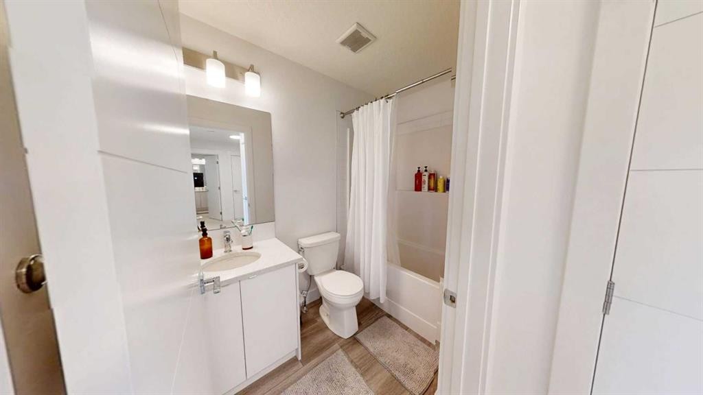 19637 48 Street Se, Calgary, AB - Indoor Photo Showing Bathroom