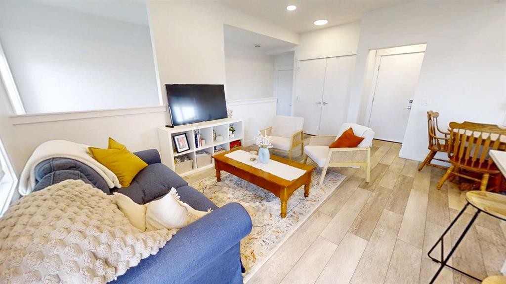 19637 48 Street Se, Calgary, AB - Indoor Photo Showing Living Room