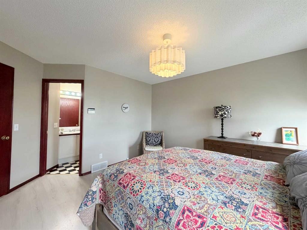 132 Somercrest Close Sw, Calgary, AB