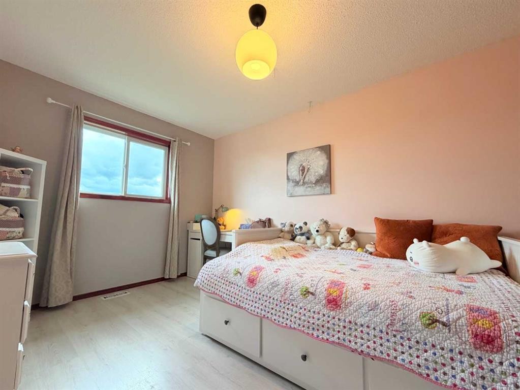 132 Somercrest Close Sw, Calgary, AB