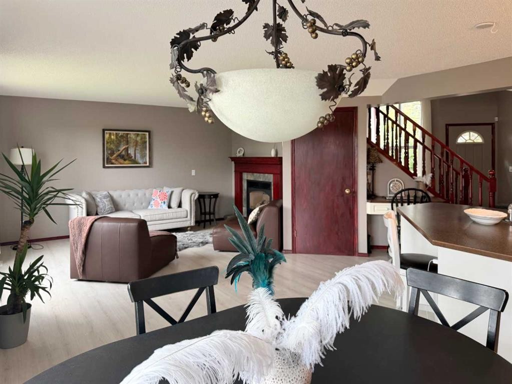 132 Somercrest Close Sw, Calgary, AB