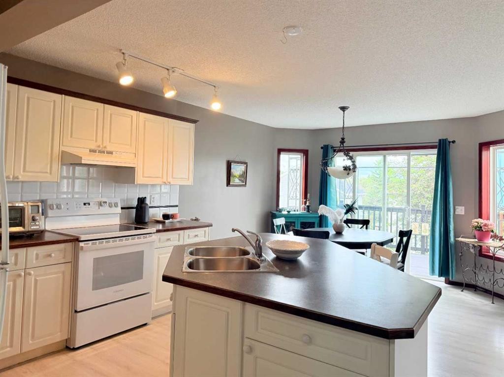 132 Somercrest Close Sw, Calgary, AB