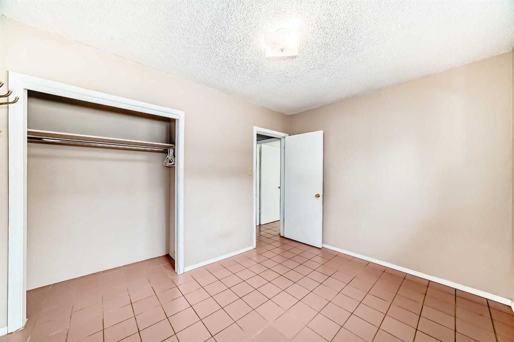 8016 33 Avenue Nw, Calgary, AB - Indoor Photo Showing Other Room