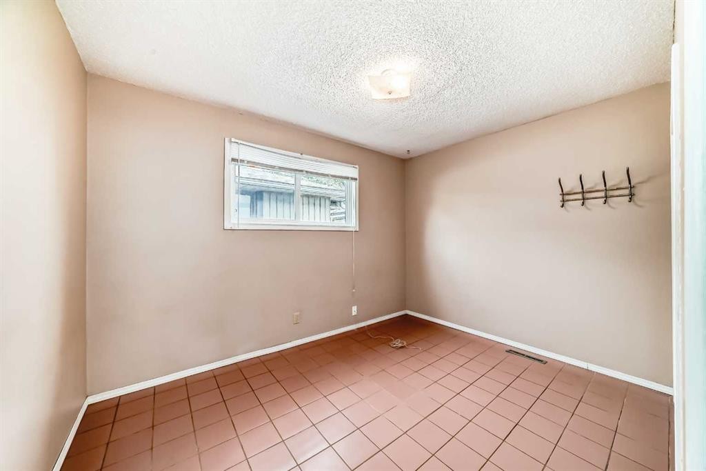 8016 33 Avenue Nw, Calgary, AB - Indoor Photo Showing Other Room