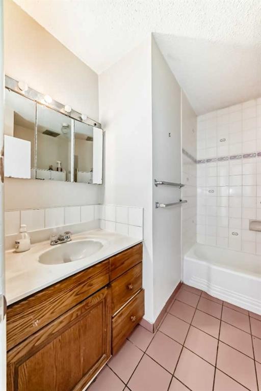 8016 33 Avenue Nw, Calgary, AB - Indoor Photo Showing Bathroom