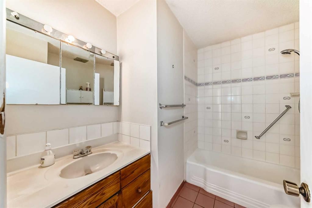 8016 33 Avenue Nw, Calgary, AB - Indoor Photo Showing Bathroom
