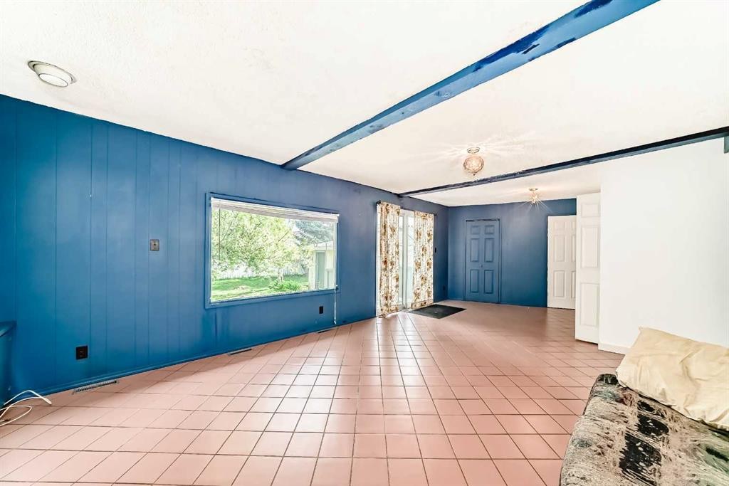 8016 33 Avenue Nw, Calgary, AB - Indoor Photo Showing Other Room