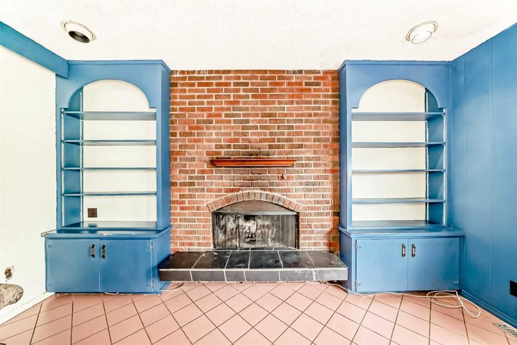 8016 33 Avenue Nw, Calgary, AB - Indoor With Fireplace