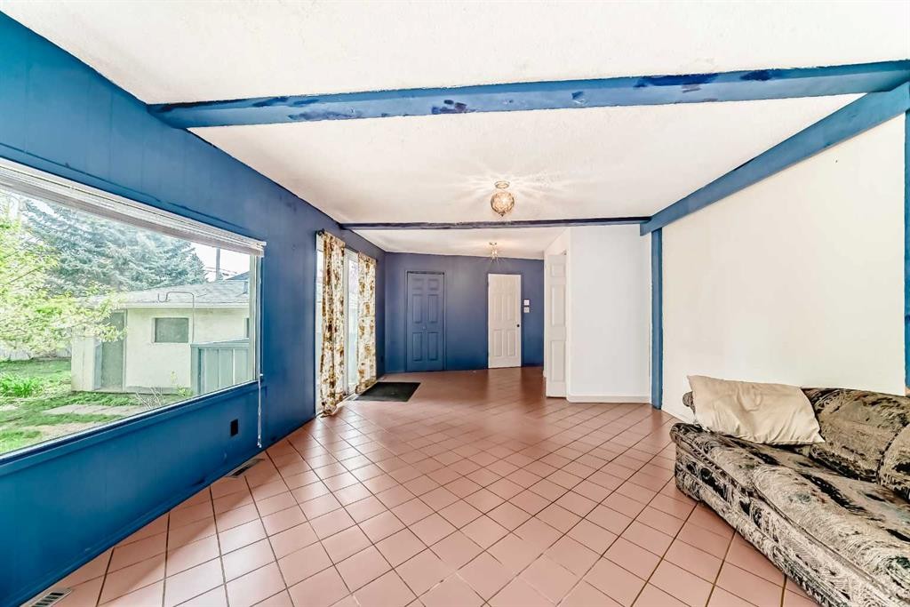 8016 33 Avenue Nw, Calgary, AB - Indoor Photo Showing Other Room