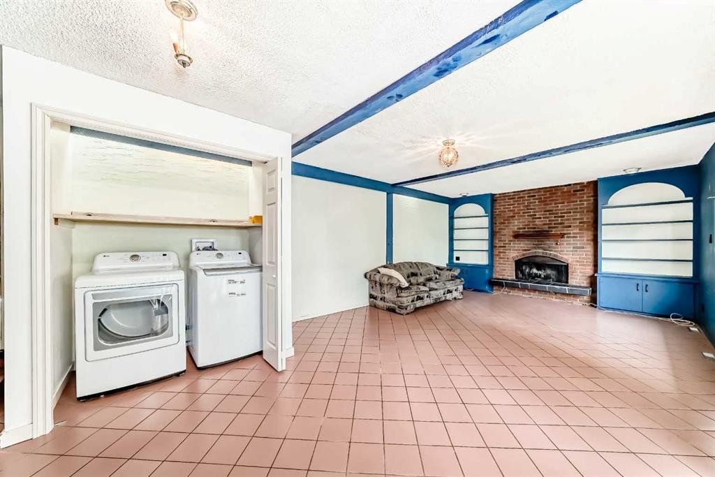 8016 33 Avenue Nw, Calgary, AB - Indoor Photo Showing Laundry Room