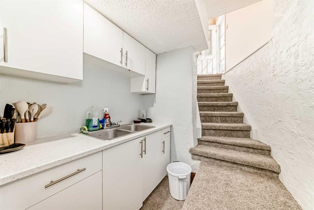 8016 33 Avenue Nw, Calgary, AB - Indoor Photo Showing Kitchen With Double Sink