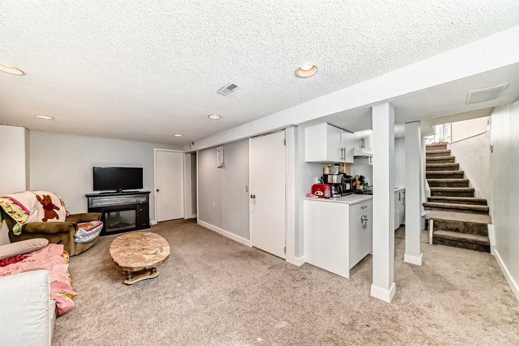 8016 33 Avenue Nw, Calgary, AB - Indoor