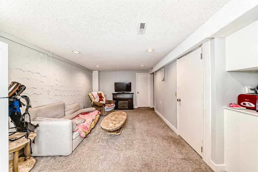 8016 33 Avenue Nw, Calgary, AB - Indoor