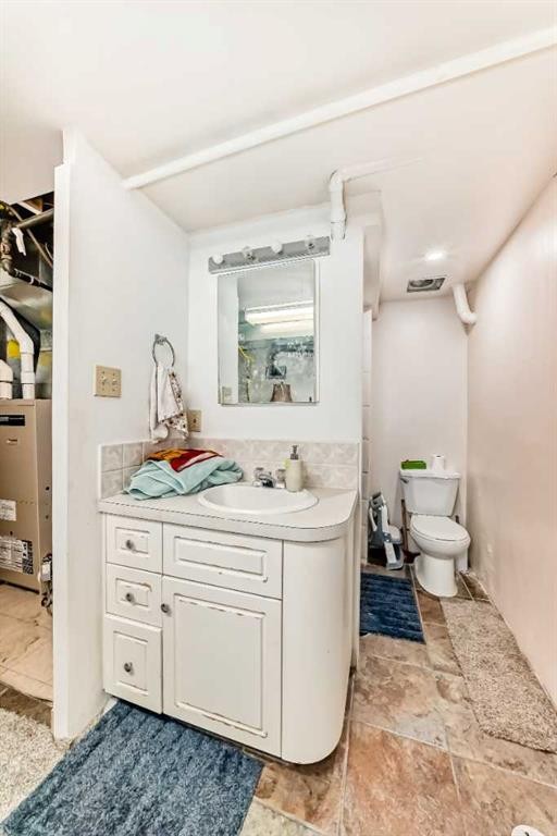8016 33 Avenue Nw, Calgary, AB - Indoor Photo Showing Bathroom