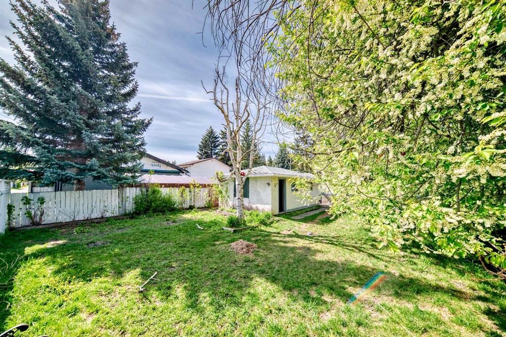 8016 33 Avenue Nw, Calgary, AB - Outdoor