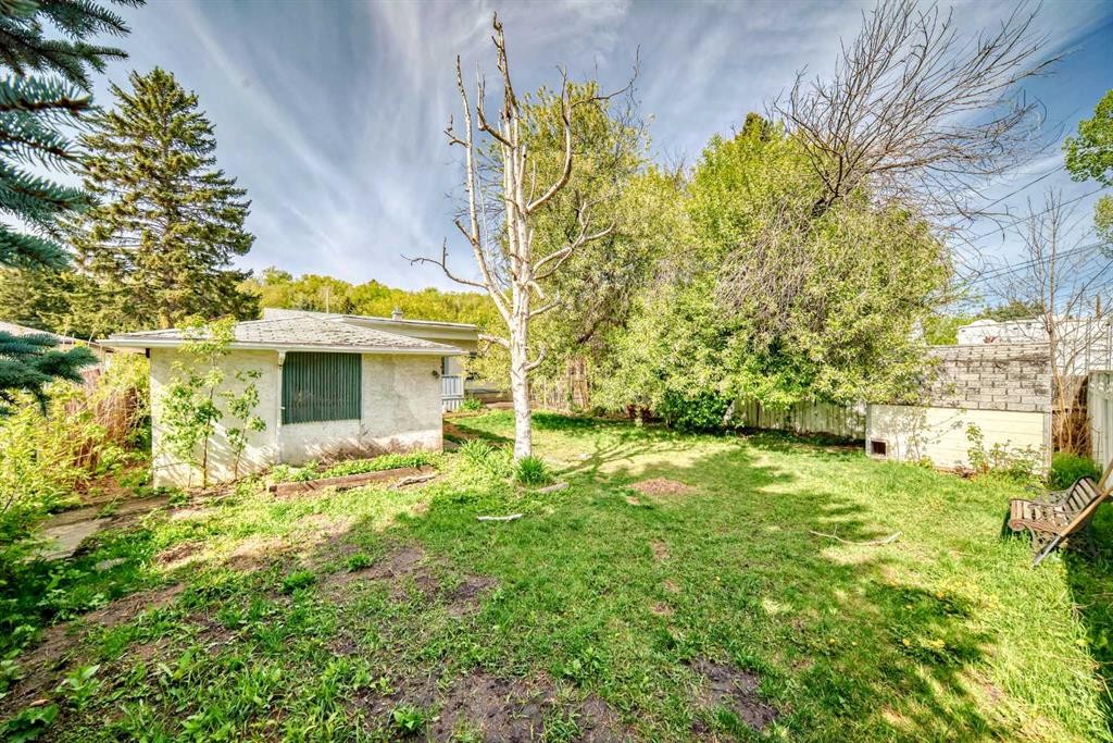 8016 33 Avenue Nw, Calgary, AB - Outdoor