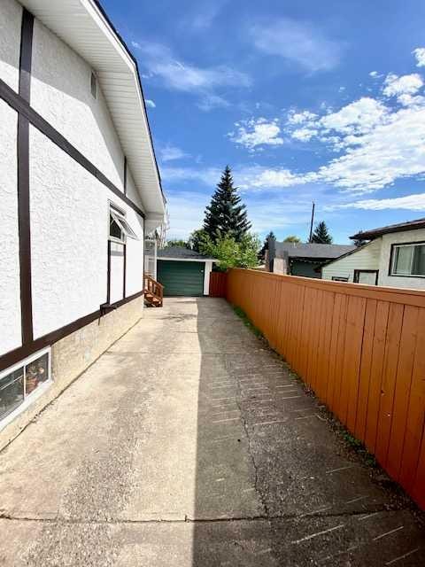 8016 33 Avenue Nw, Calgary, AB - Outdoor