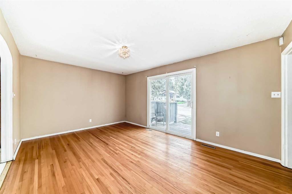 8016 33 Avenue Nw, Calgary, AB - Indoor Photo Showing Other Room