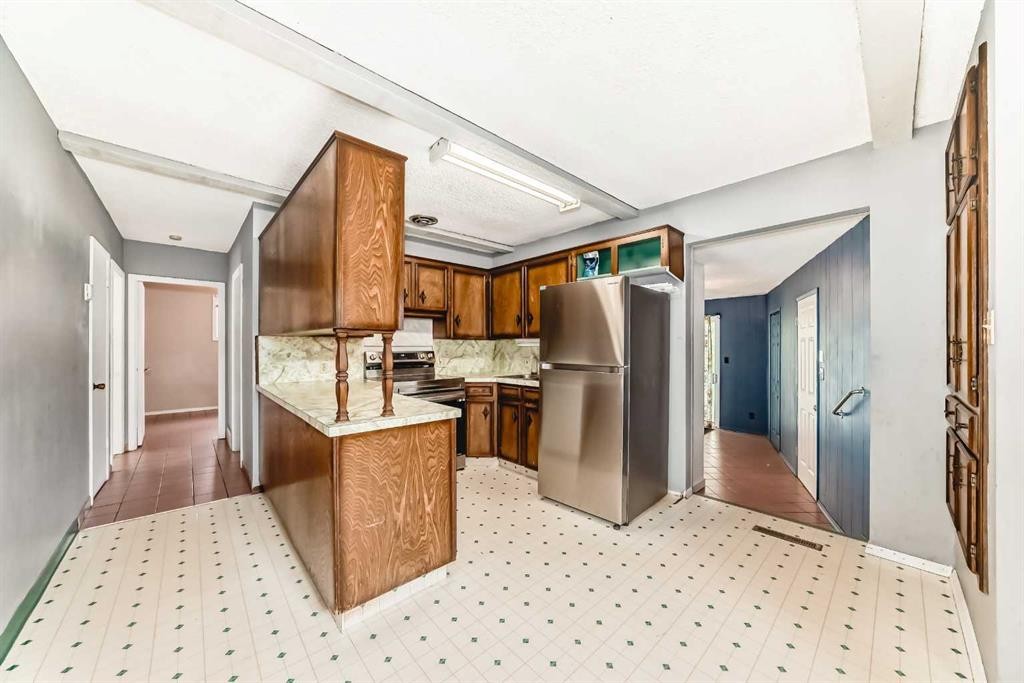 8016 33 Avenue Nw, Calgary, AB - Indoor Photo Showing Kitchen