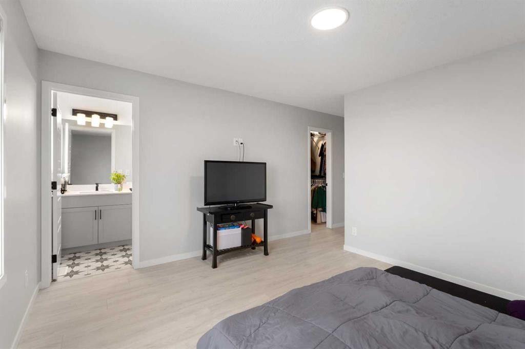 22 Edith Manor Nw, Calgary, AB - Indoor Photo Showing Bedroom