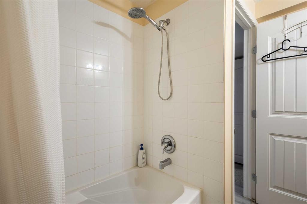 2816 24 Street Nw, Calgary, AB - Indoor Photo Showing Bathroom