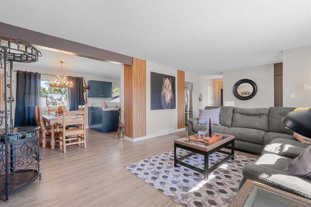 518B Highwood, Longview, AB - Indoor Photo Showing Living Room