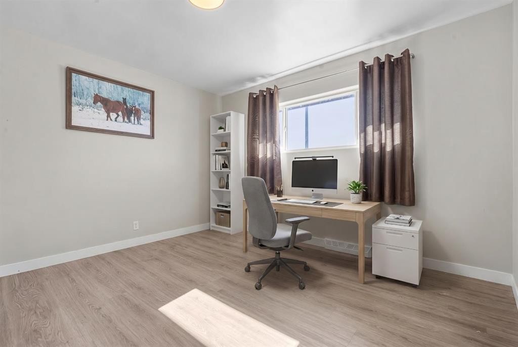 518B Highwood, Longview, AB - Indoor Photo Showing Office