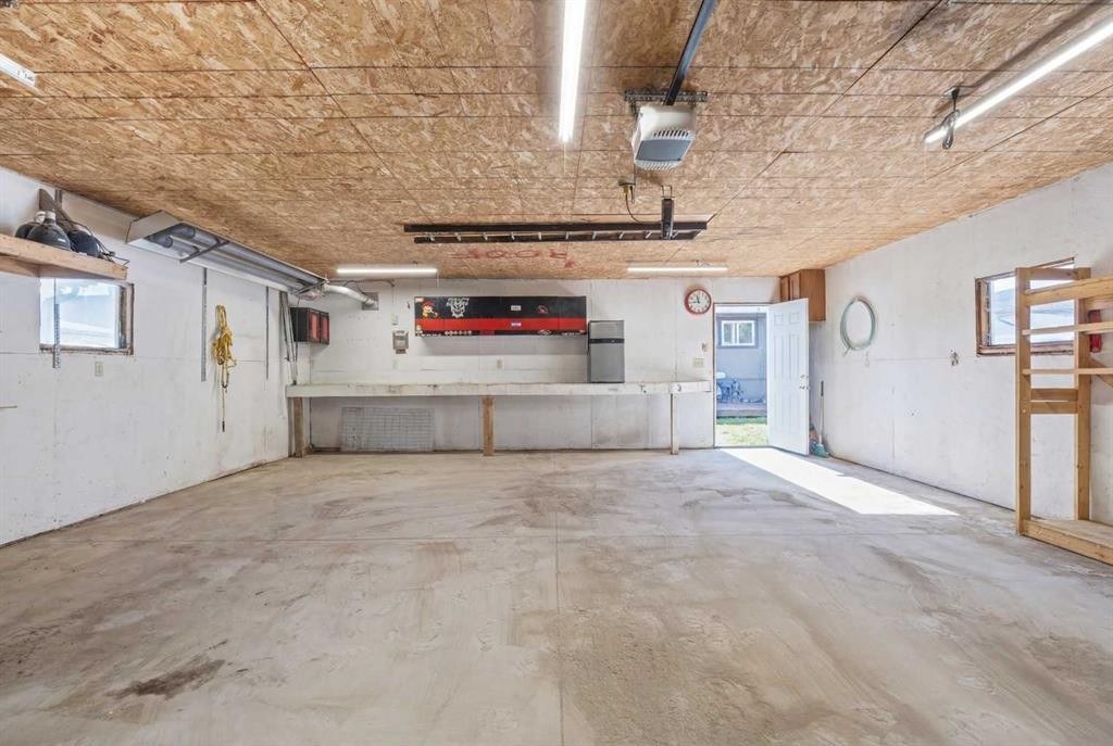518B Highwood, Longview, AB - Indoor Photo Showing Garage