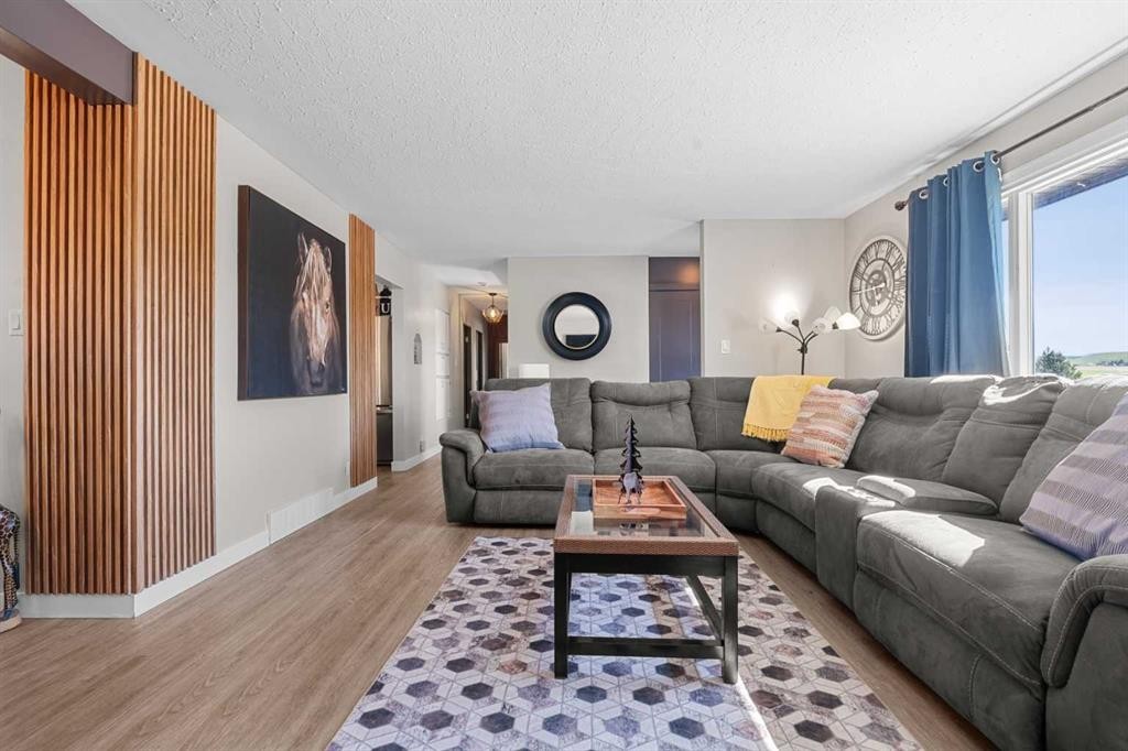 518B Highwood, Longview, AB - Indoor Photo Showing Living Room