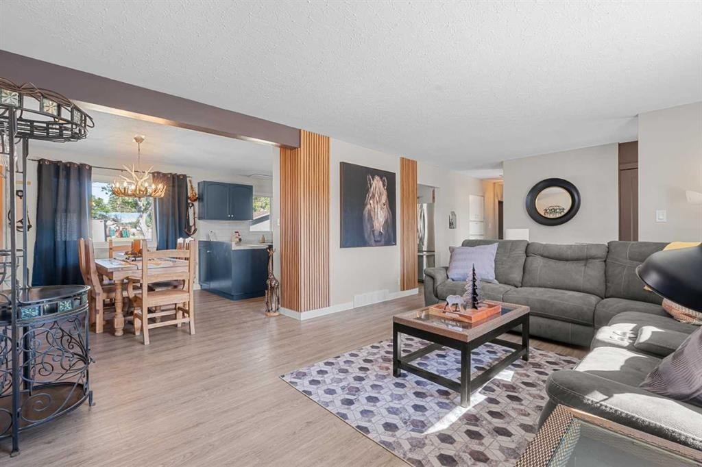 518B Highwood, Longview, AB - Indoor Photo Showing Living Room