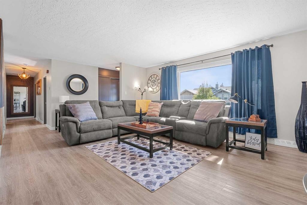 518B Highwood, Longview, AB - Indoor Photo Showing Living Room
